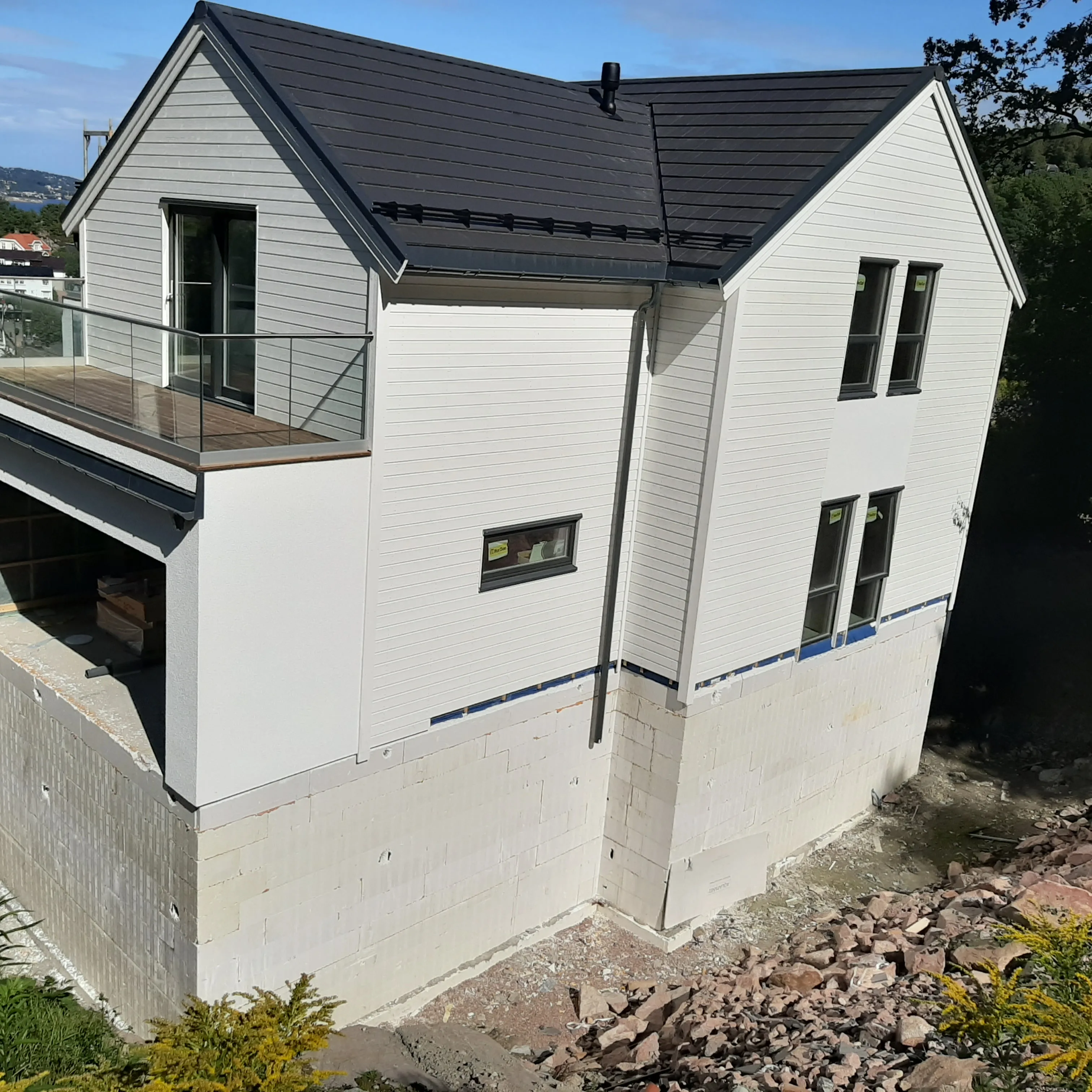 Moderne boligprosjekt med hvit fasade og terrasse