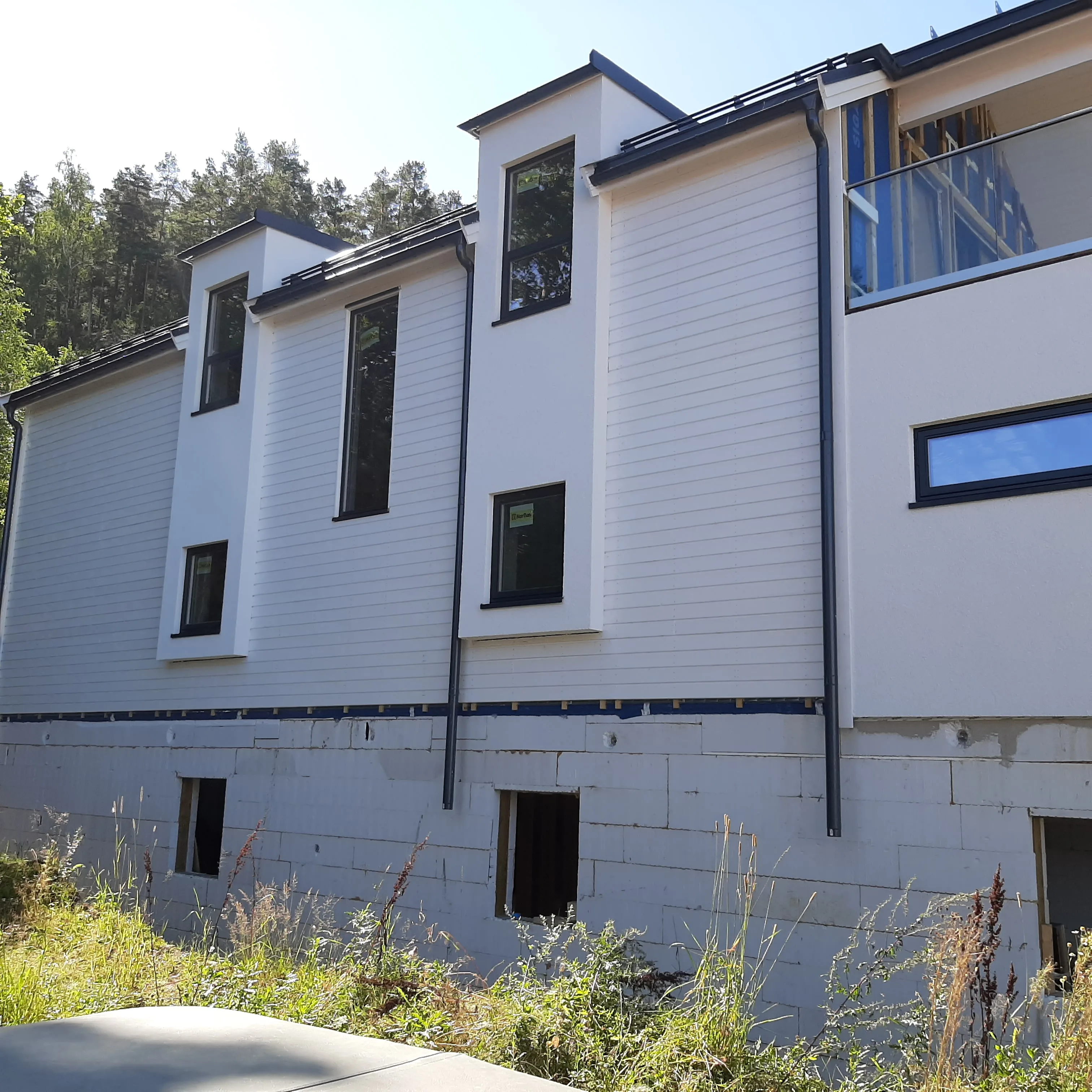 Moderne villabygg i hvit og grått