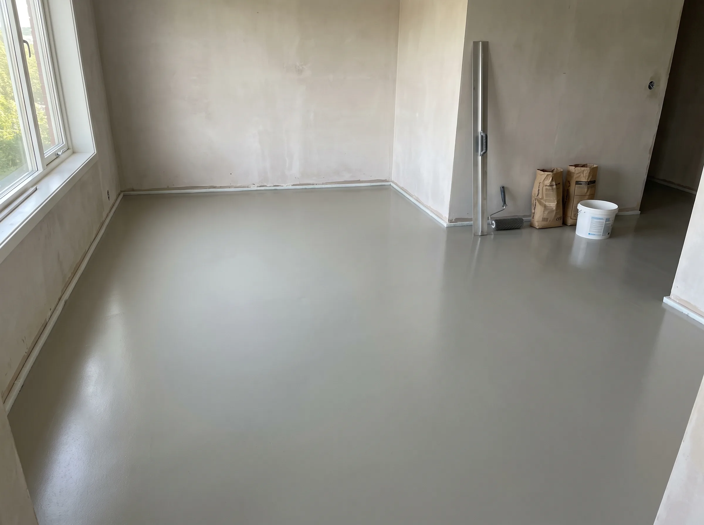 Nyoppusset rom med ny betonggulv og uferdige vegger
