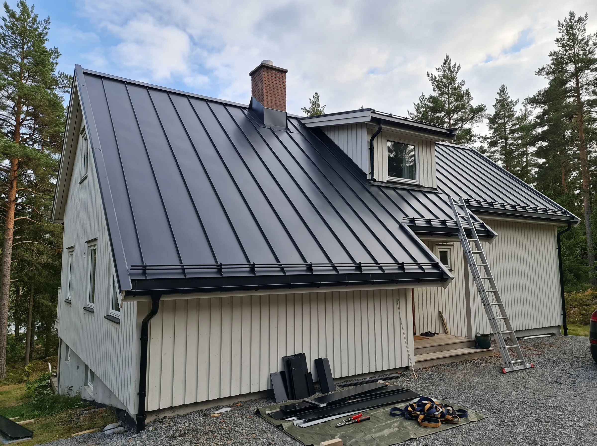 Totalrenovering av hus med nytt tak og kledningsarbeid i naturskjønn omgivelser