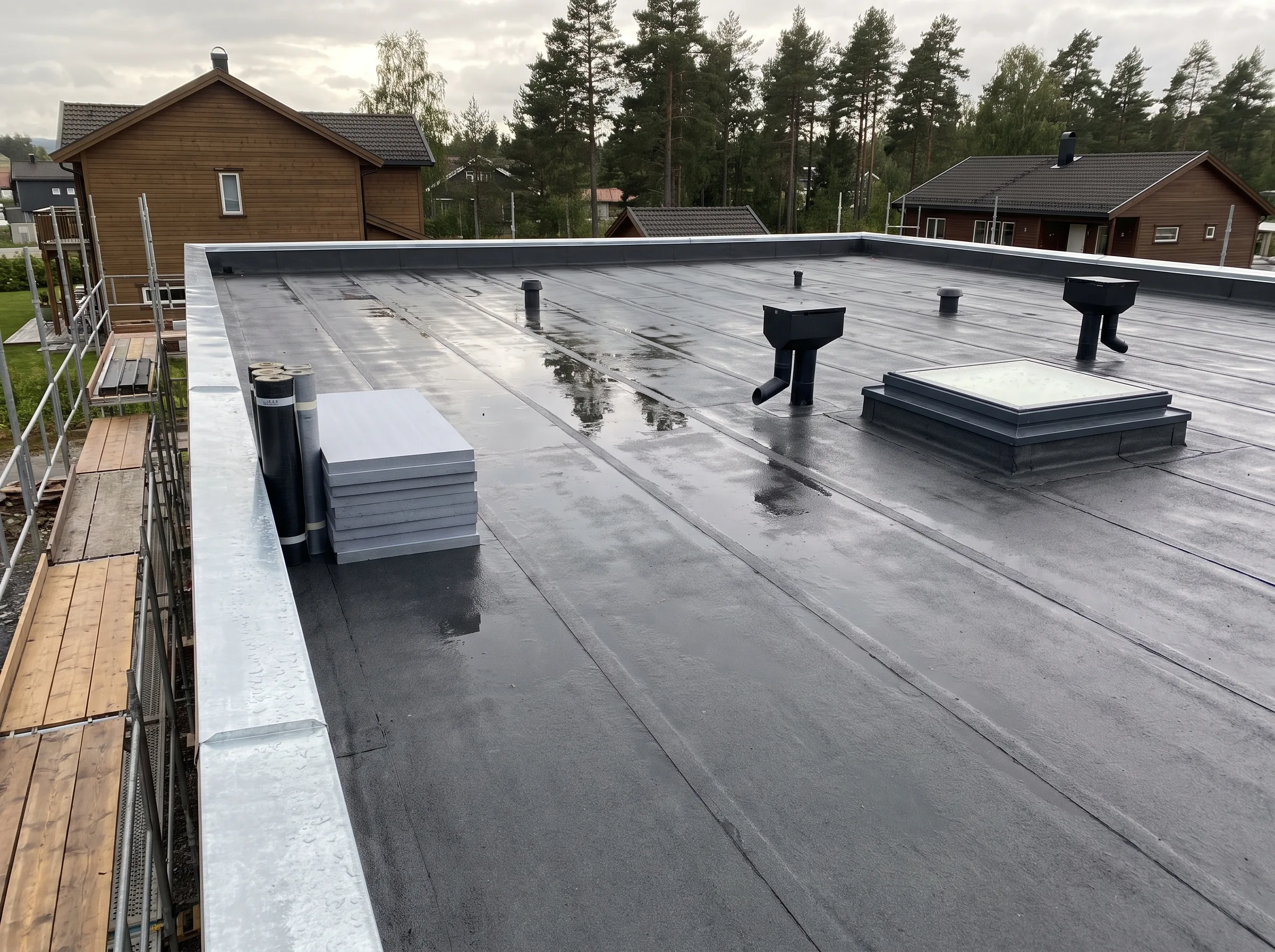 Takrenovasjon av flatt tak med isolasjon og ventilasjonselementer