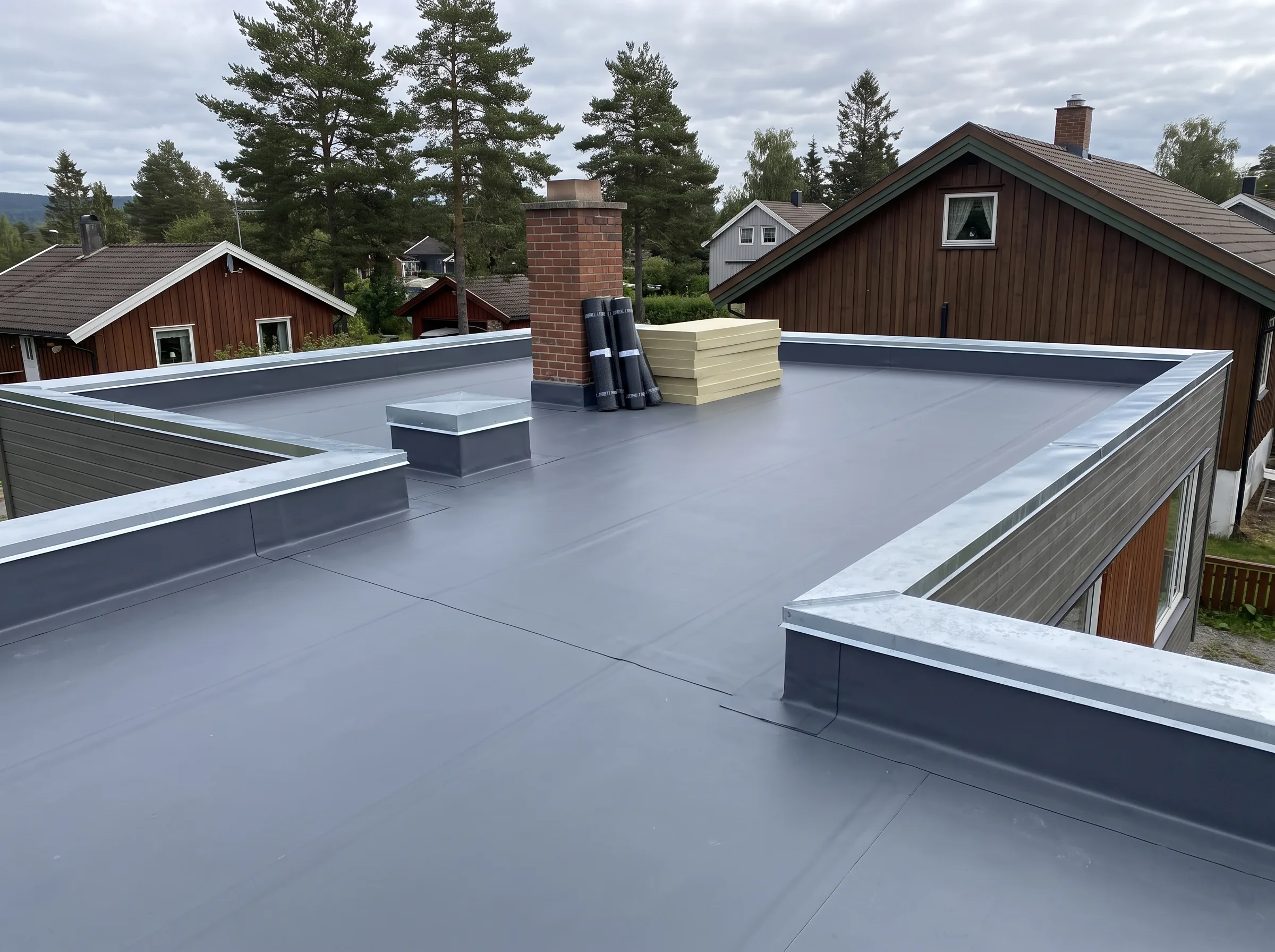 Nytt takbelegg på flat tak med skorstein og ventilasjonskanaler