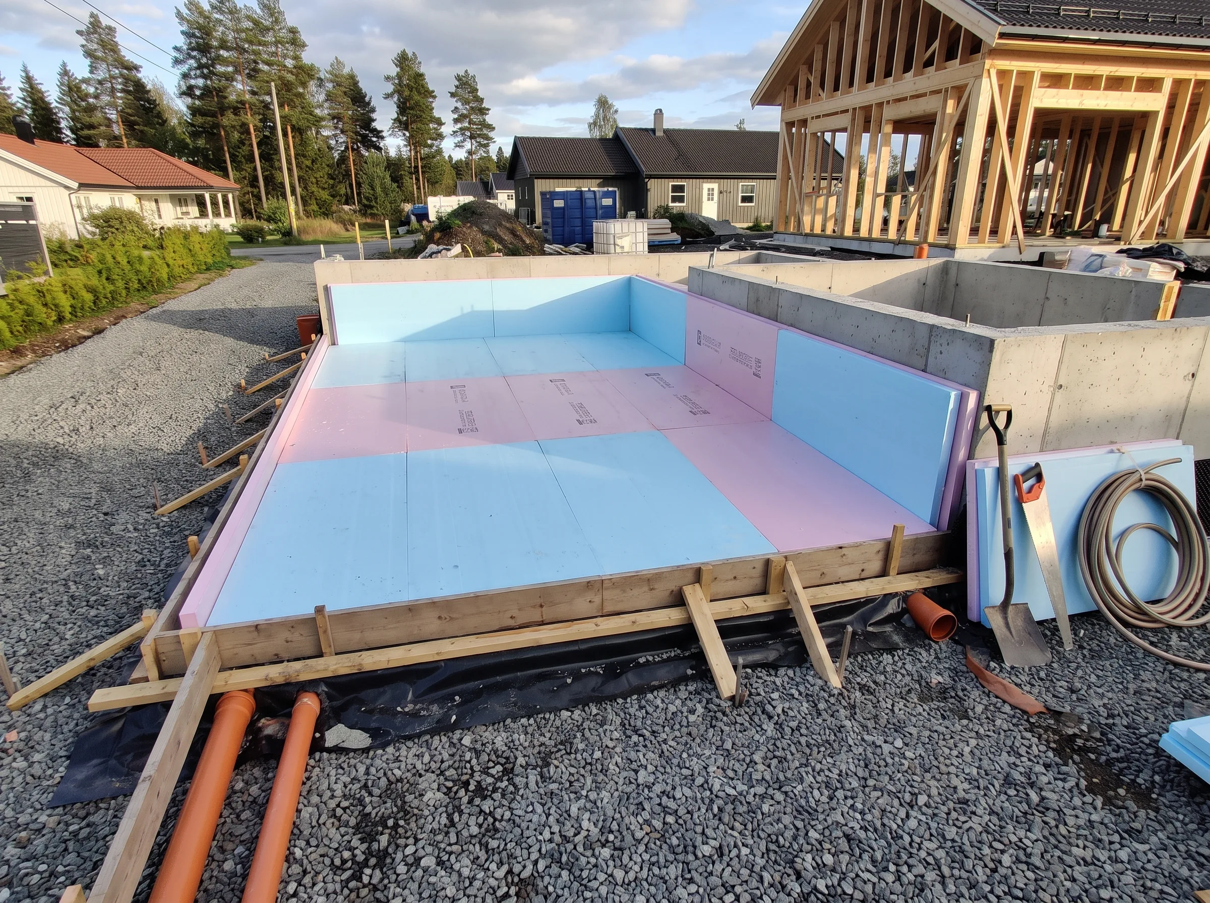 Fundament med isolasjon for husbygging under oppføring
