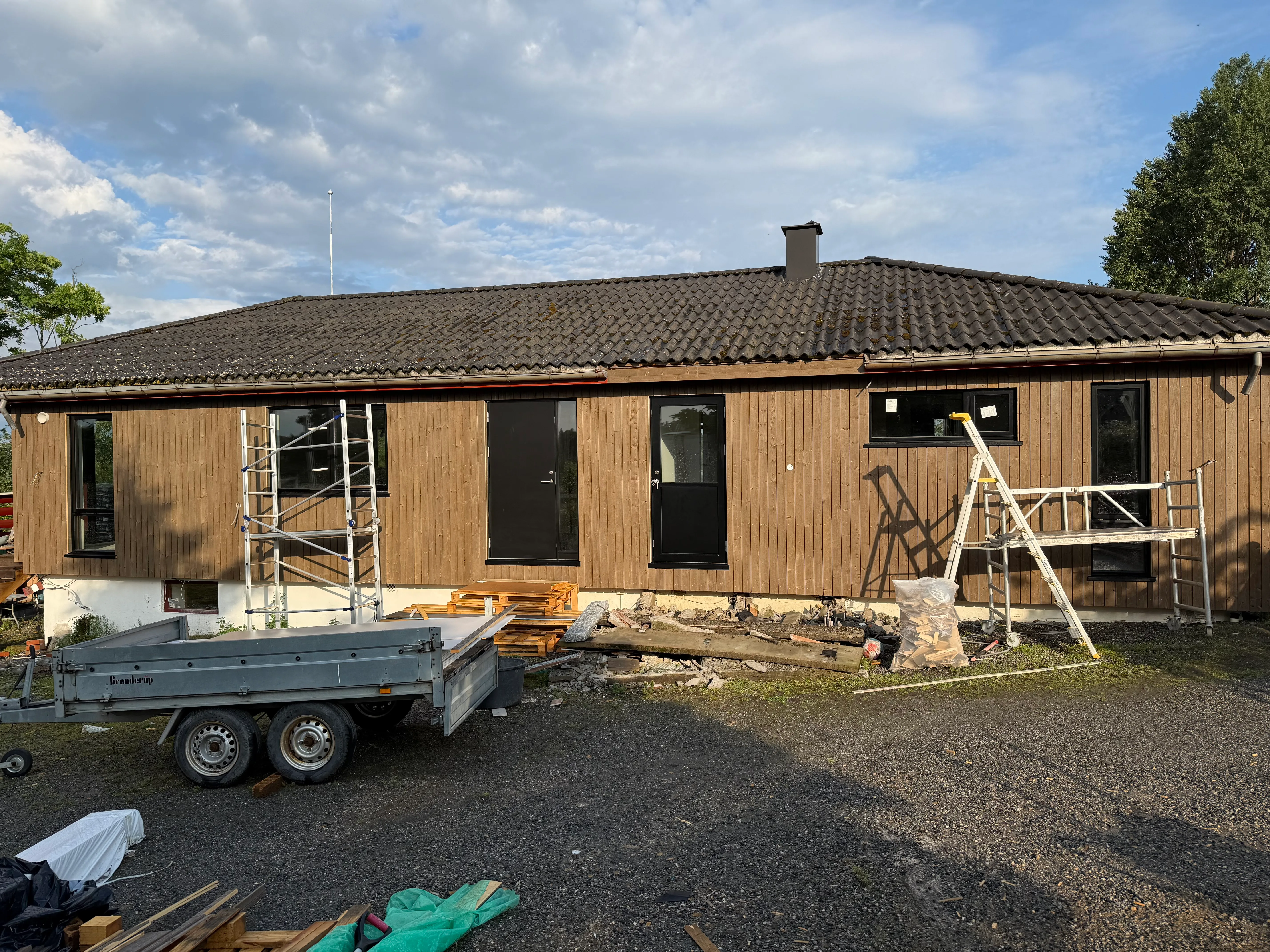 Husrenovering med ny fasade og byggearbeid pågår