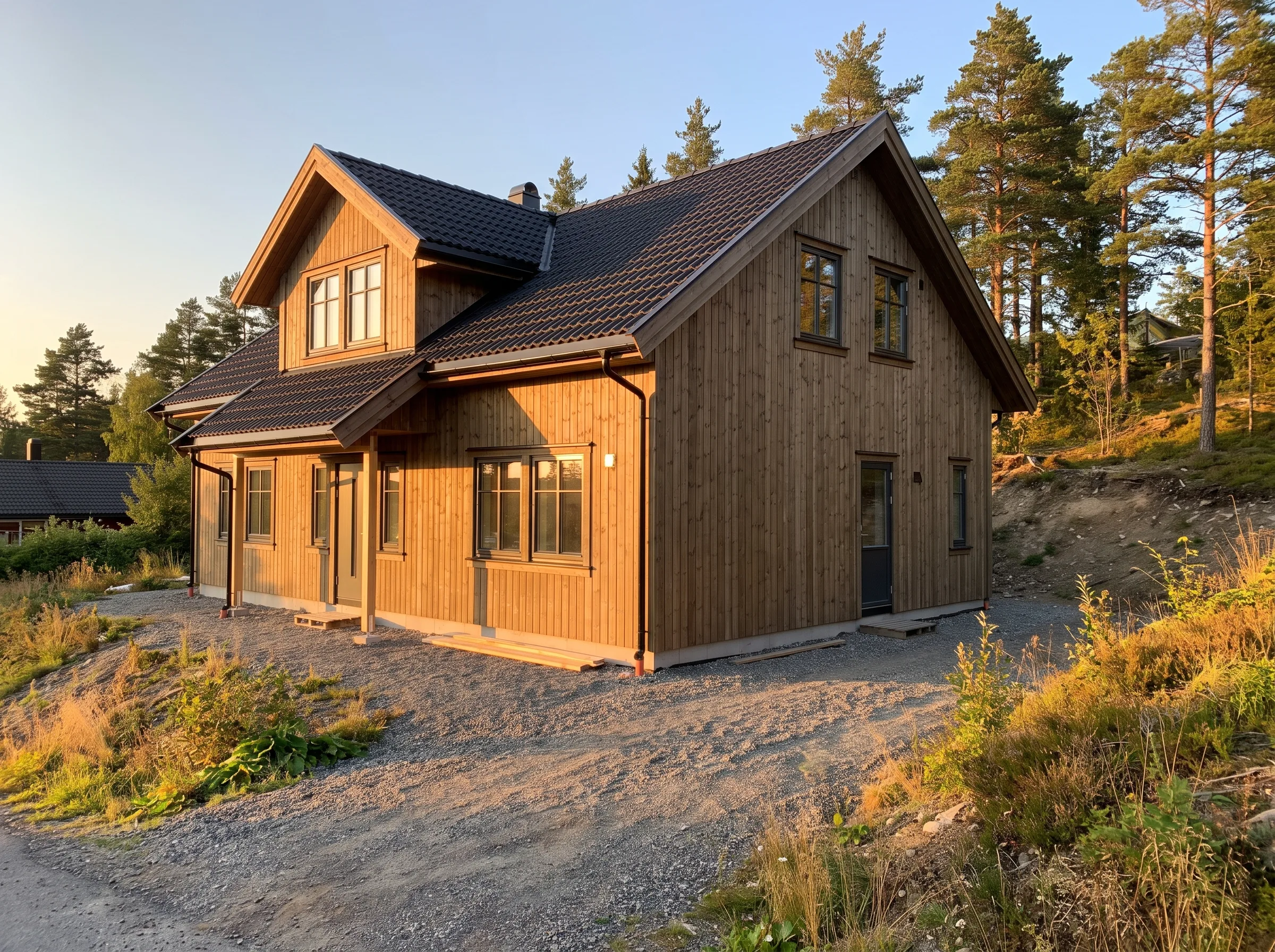 Nytt hus med tre etasjer, laget av tre, omkranset av trær og natur