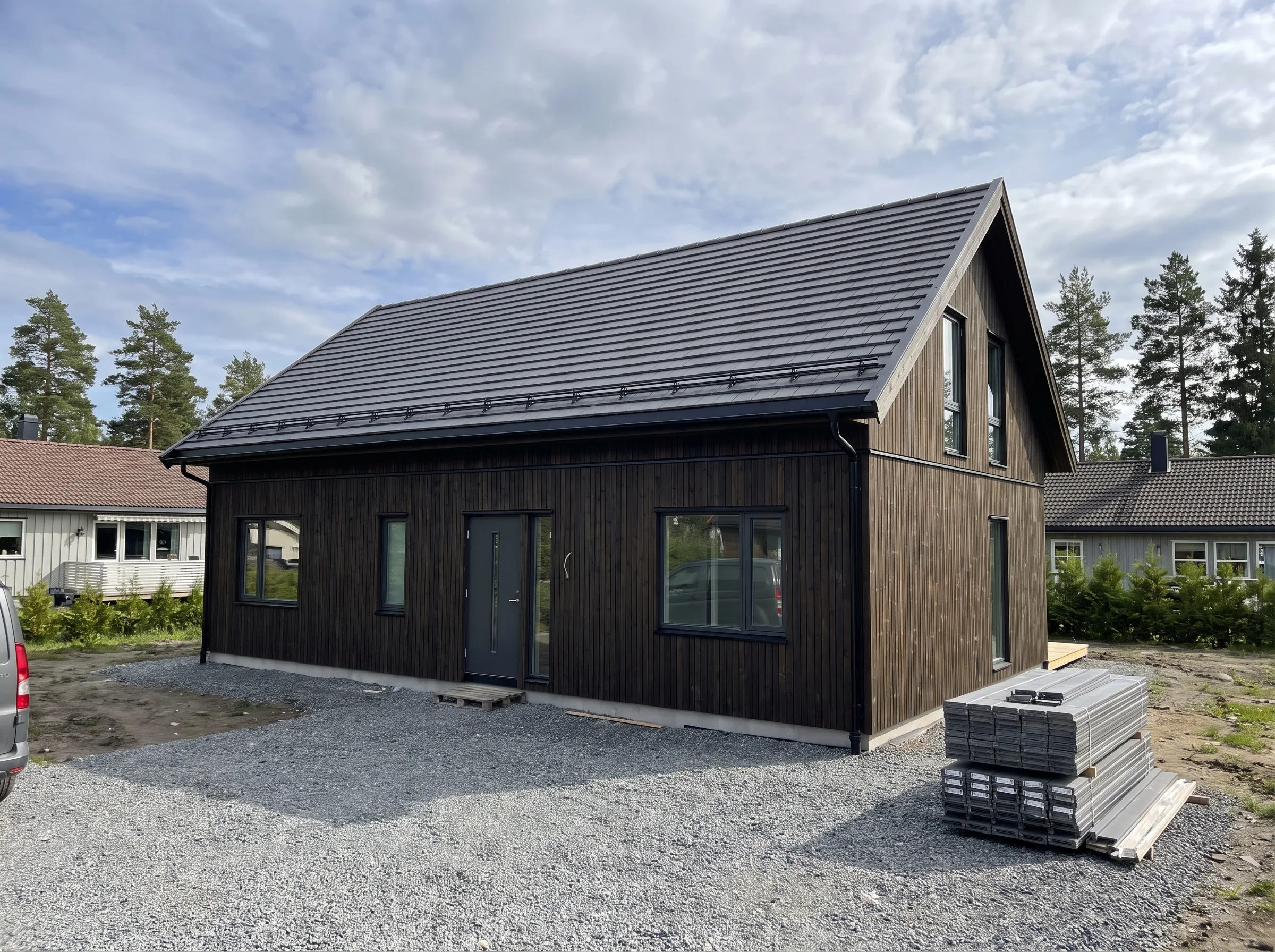 Ny moderne enebolig med mørk fasade og takstein, klar for innflytting