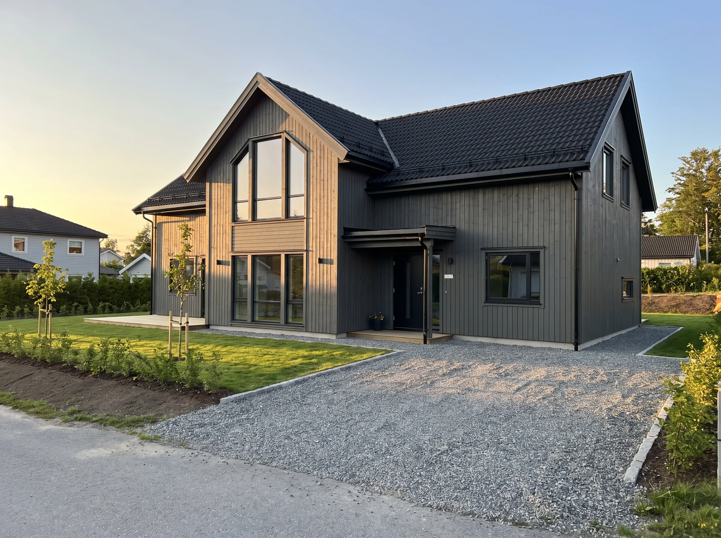 Nytt, moderne hus med tre etasjer og store vinduer. Fint landskap og velpleid hage