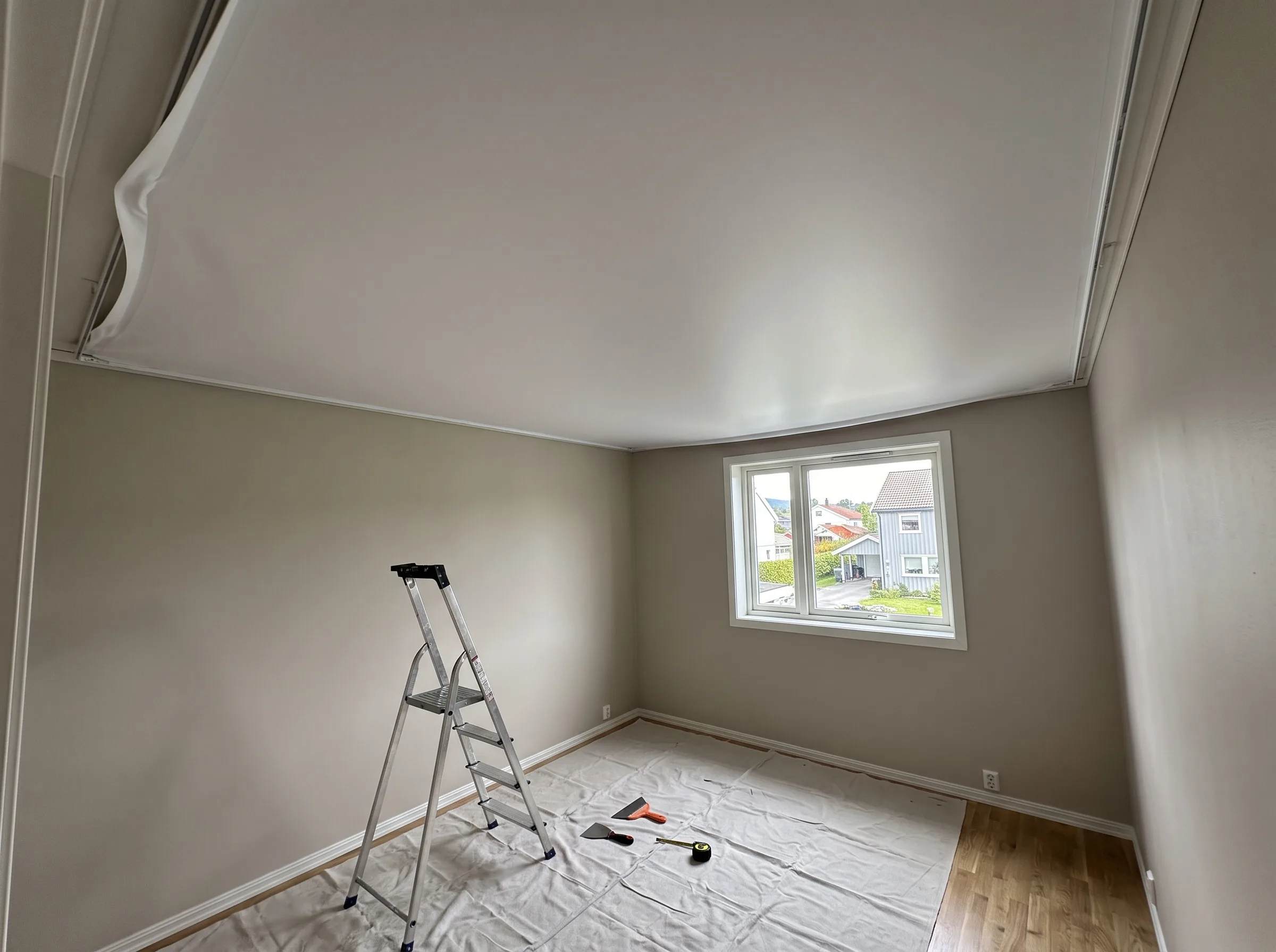 Rom som får nytt tak og vegger med ferdigmalte flater