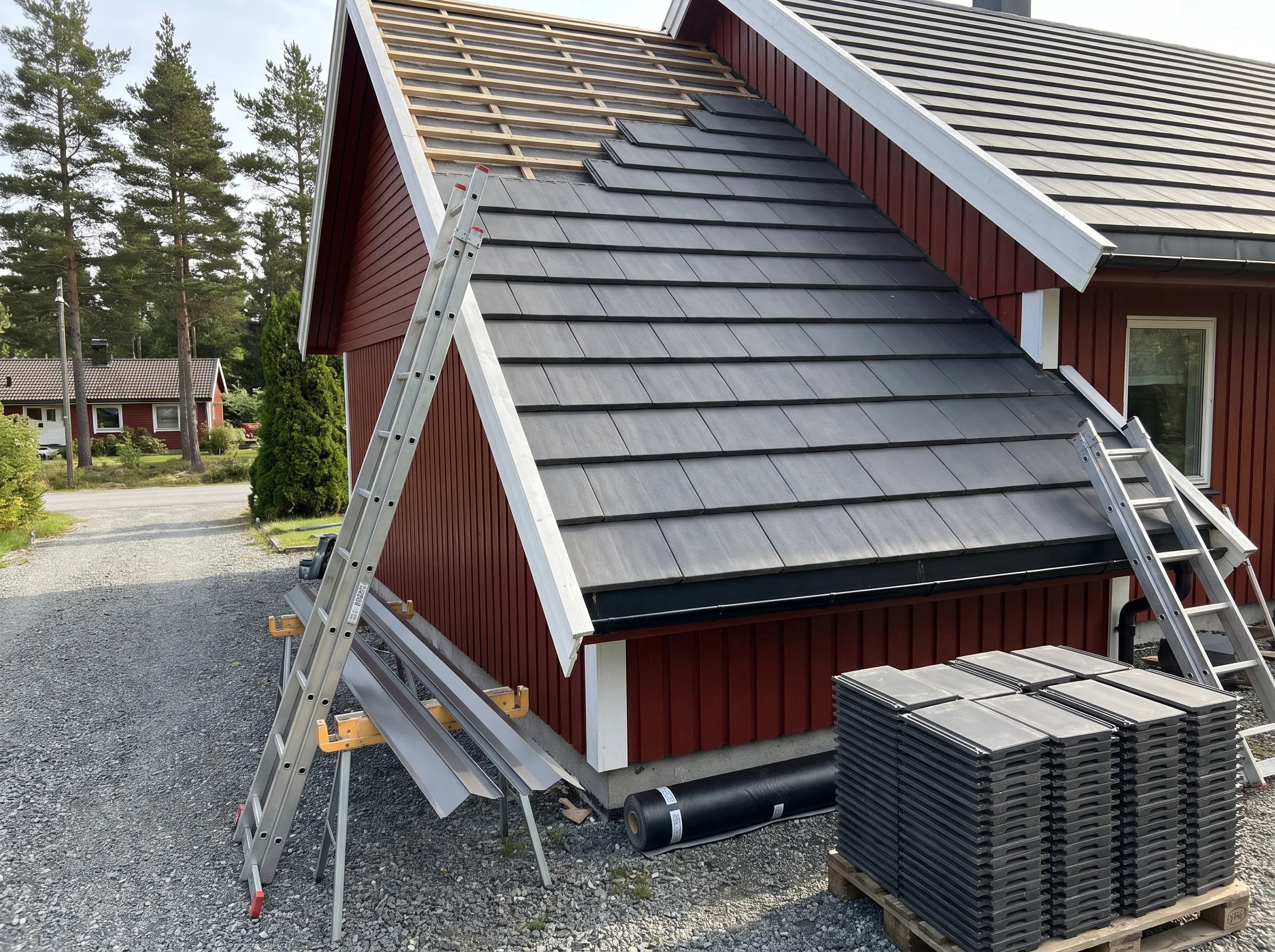 Taktekking på hus med nye takstein og stiger i forkant
