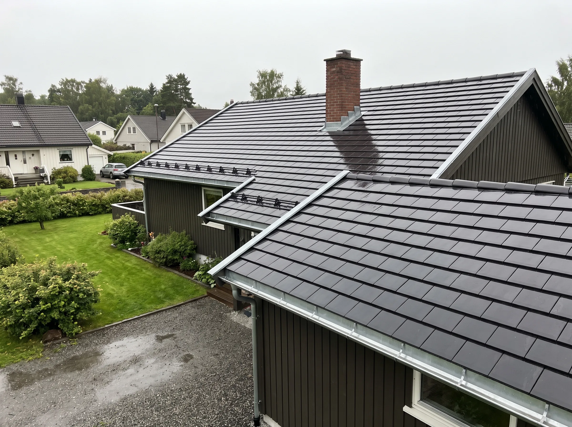 Taktekking av hus med steintak i sommerlandskap
