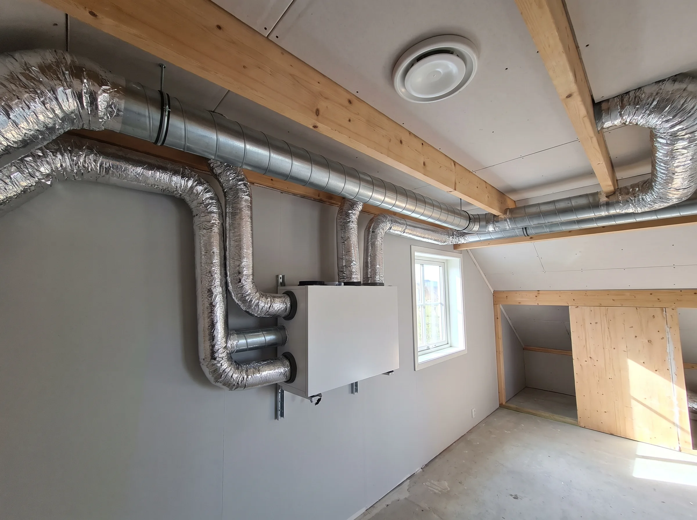 Ventilasjonssystem med kanaler og vifteløsning i nyoppusset rom