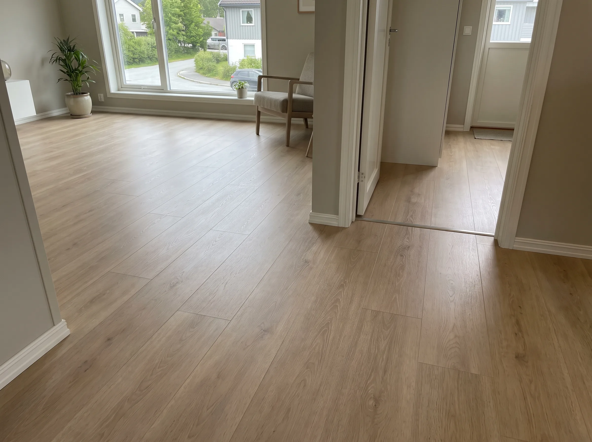 Nyoppusset stue med lyst gulv og moderne møbler